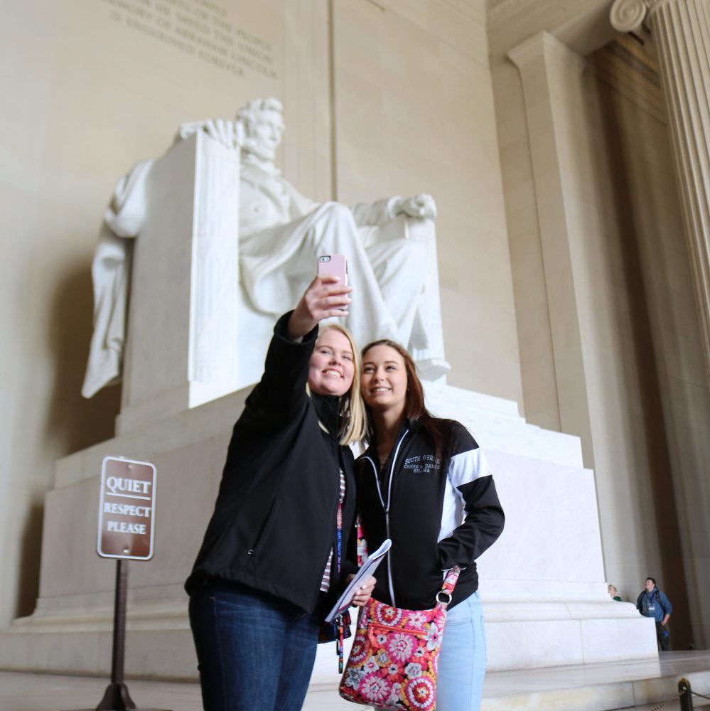 students at Lincoln memorial selfie